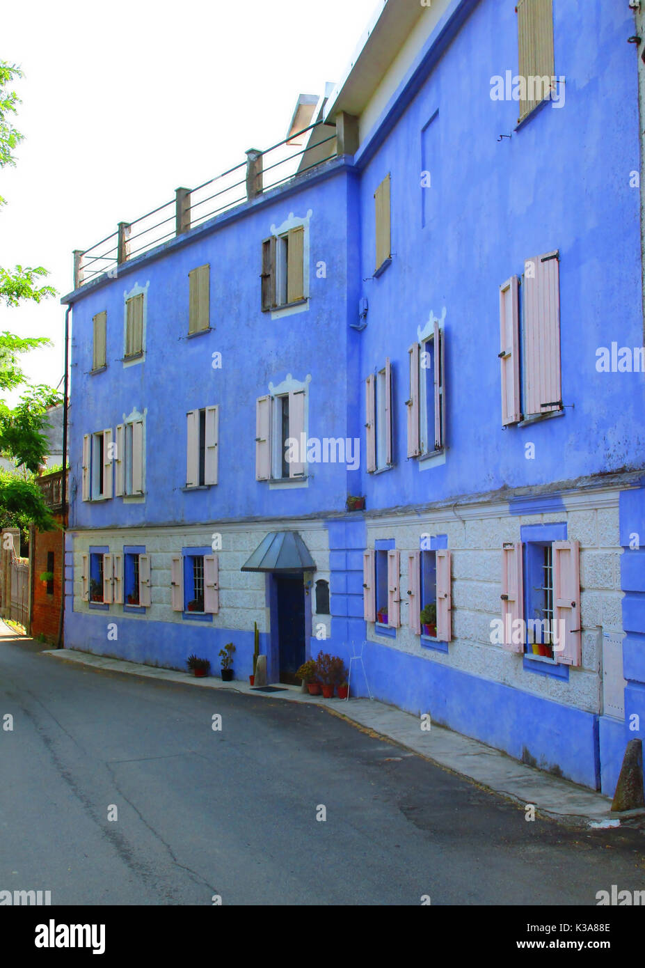 Bianco tipico e blue hill house, Monferrato, in Piemonte, Italia 5 Foto Stock