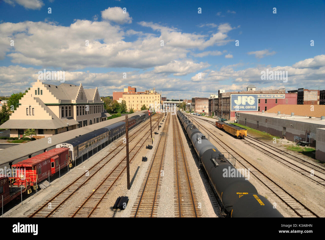 Old Smoky Railway Museum a Knoxville, Tennessee, Stati Uniti d'America. Si tratta di una vera e propria railyard dietro il museo e ha un 1940s guardano a. Foto Stock