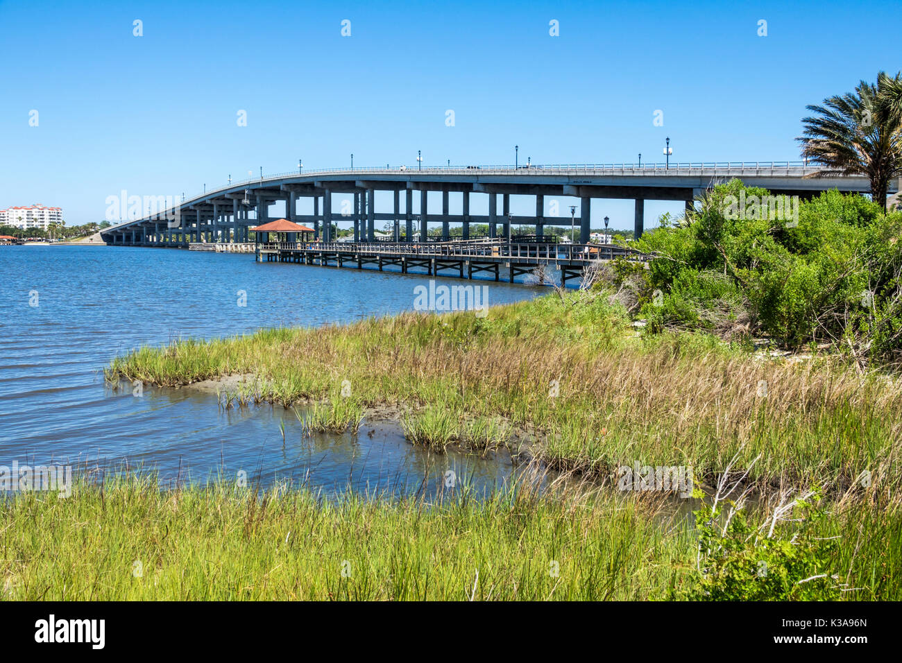 Florida, Ormond Beach, Halifax River Water, Bailey River Waterbridge Gardens, lungomare, parco, Granada Bridge, visitatori viaggio turistico tour touris Foto Stock