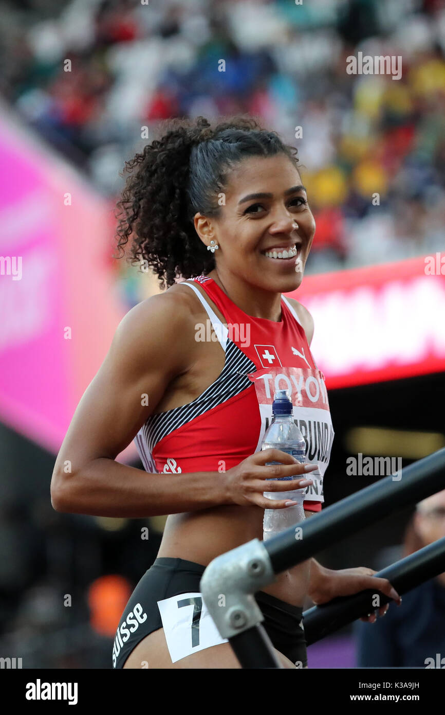 Mujinga KAMBUNDJI (Svizzera) dopo la concorrenza nelle donne 100m Semi-Final 2 al 2017, IAAF Campionati del Mondo, Queen Elizabeth Olympic Park, Stratford, Londra, Regno Unito. Foto Stock