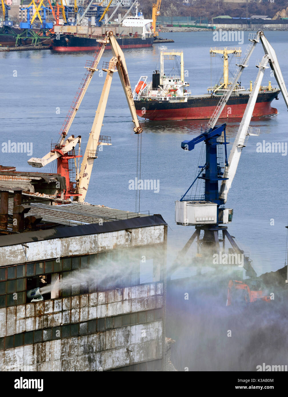 Cannone ad acqua nel porto annacquato il magazzino con il carbone per mancanza di polvere Foto Stock