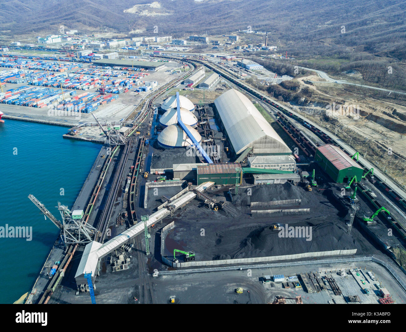 Lavori nel porto di carbone terminale di movimentazione di tipo chiuso . Foto Stock