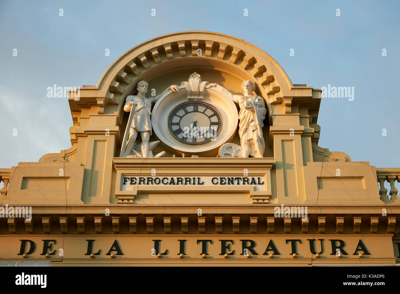 Torre dell'orologio sulla casa della letteratura peruviana (ex stazione ferroviaria), il centro storico di Lima (sito Patrimonio Mondiale), Perù, Sud America Foto Stock