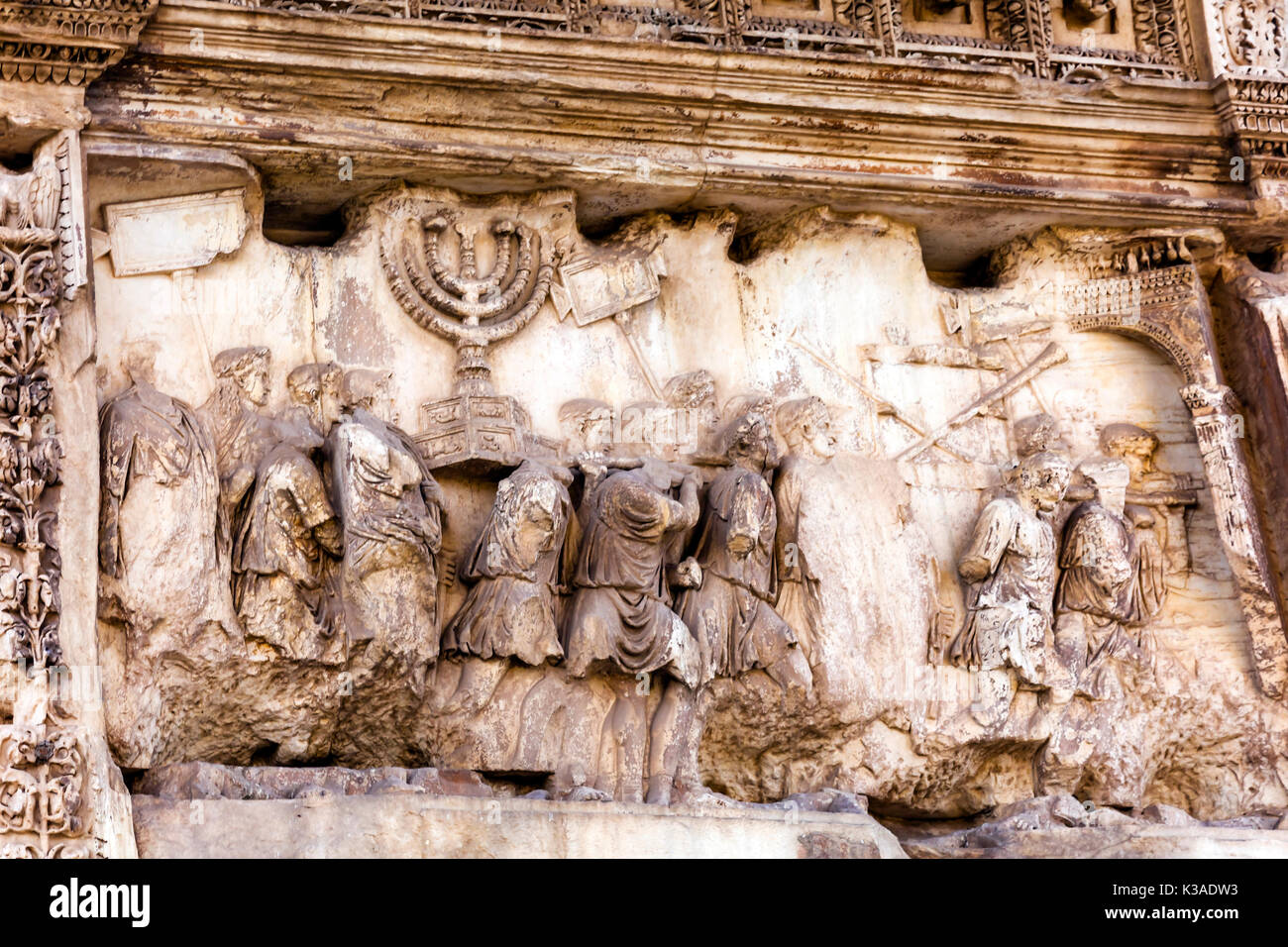 Arco di Tito bottino romano Menorah Tempio Gerusalemme Forum Roma Italia. Arco in pietra fu eretto nel 81 D.C. in onore dell'Imperatore Vespasiano e suo figlio Tito per Foto Stock