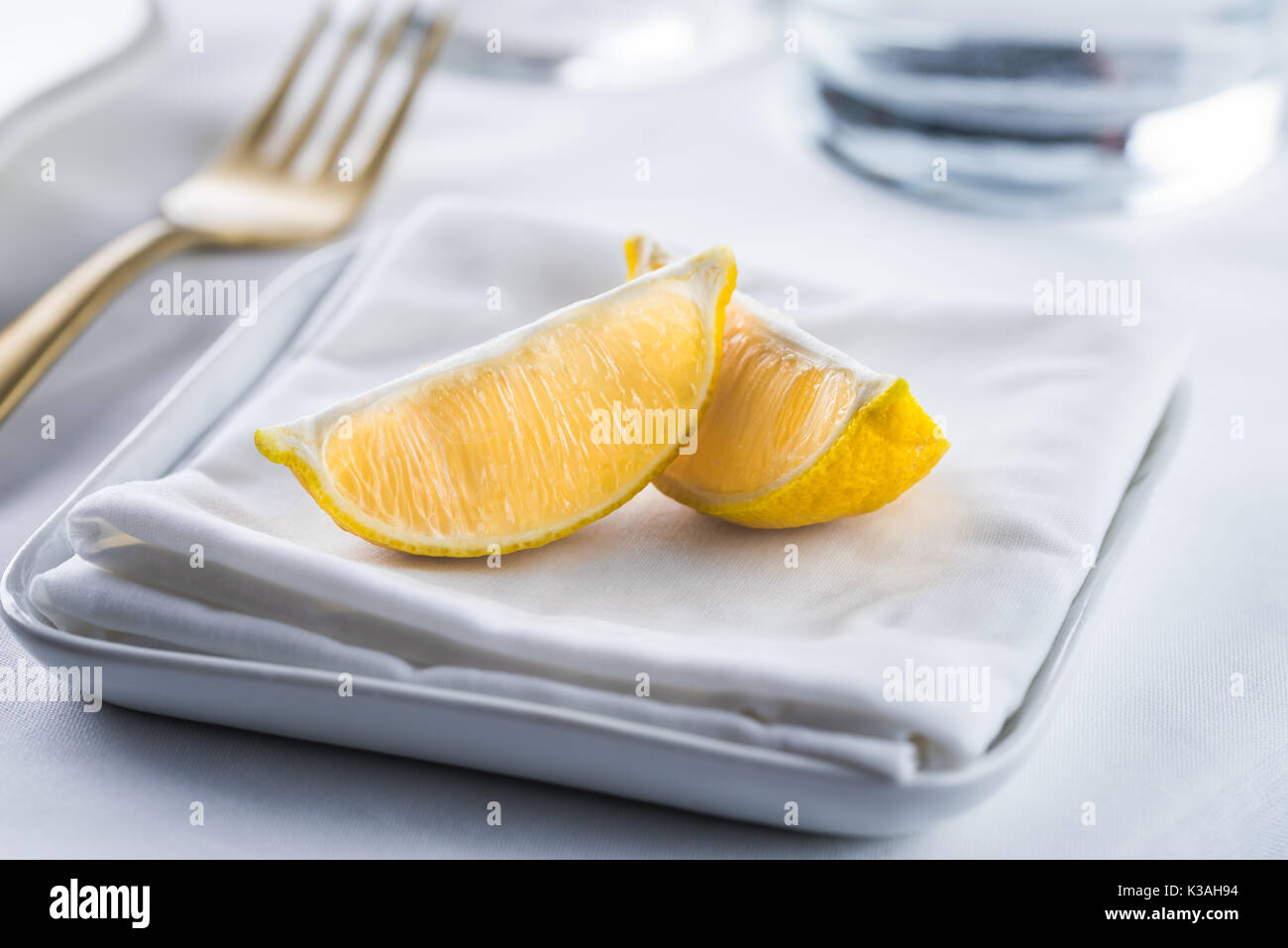 Spicchi di limone e salvietta calda la detersione Foto Stock
