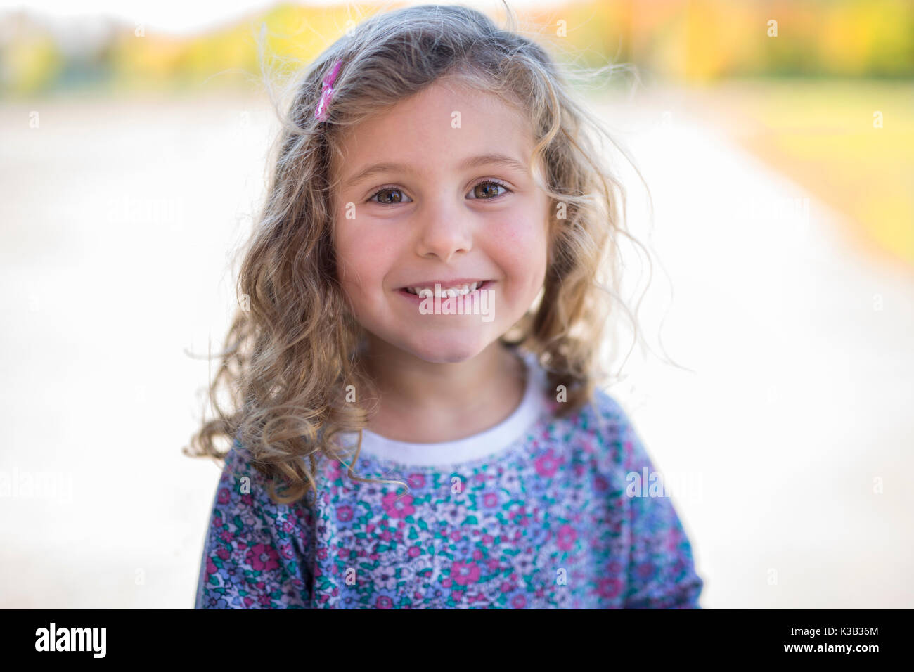 Bambina sorride alla telecamera. Foto Stock