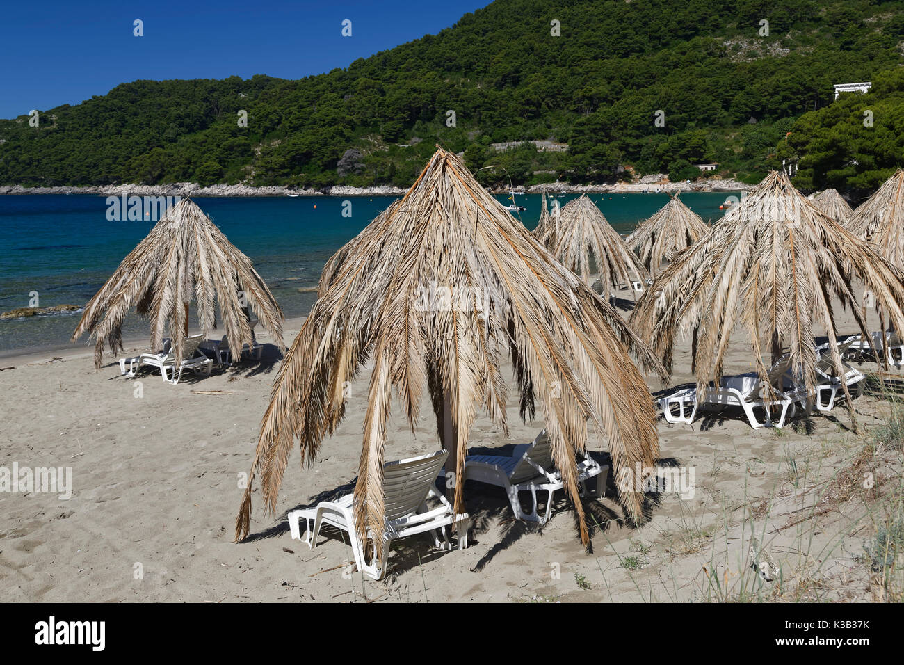 Ombrelloni presso la spiaggia di sabbia a Saplunara, isola di Mljet, Dubrovnik - Neretva, DALMAZIA, CROAZIA Foto Stock