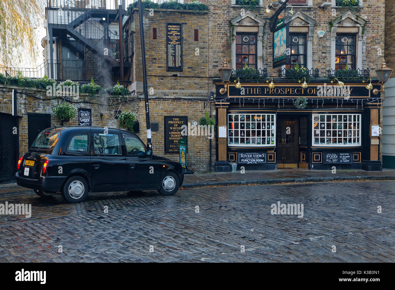 Taxi nero, calotta nera, nella parte anteriore del ristorante, pub, la prospettiva di Whitby, shadwell, London, England, Regno Unito Foto Stock