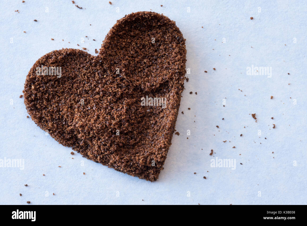 Chiodi di garofano macinati in una forma di cuore Foto Stock