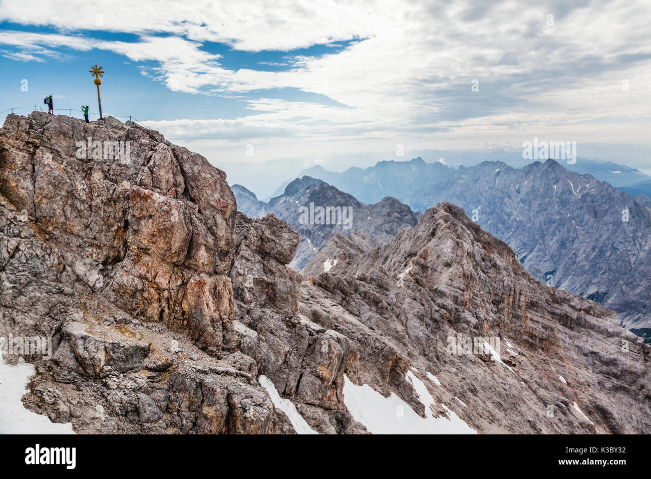 In Germania, in Baviera, Alpi Bavaresi, gamma di Wetterstein, vista del massiccio dello Zugspitze vertice di croce, Germania la più alta montagna a 2962 metri Foto Stock