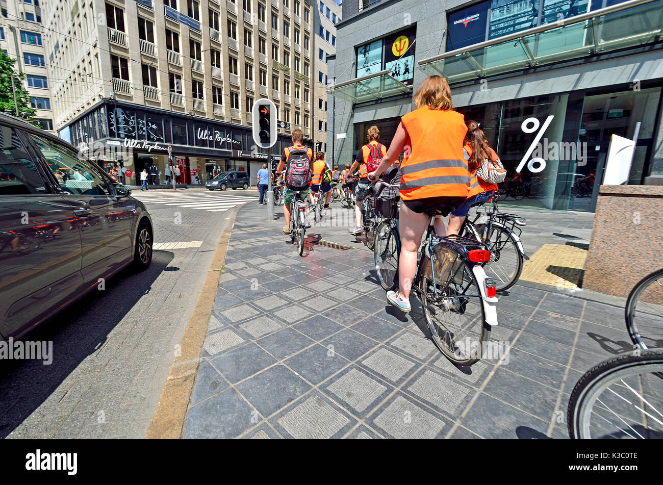 Anversa, Belgio. I ciclisti in giacche ad alta visibilità Foto Stock