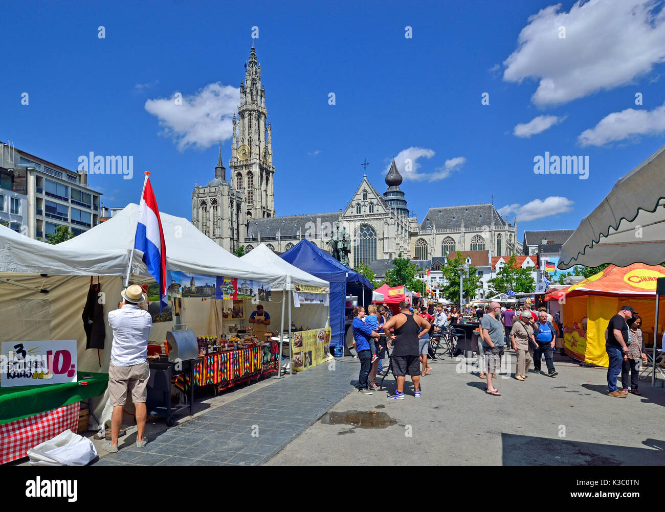 Anversa, Belgio. Mercato in Groenplaats - cattedrale dietro Foto Stock