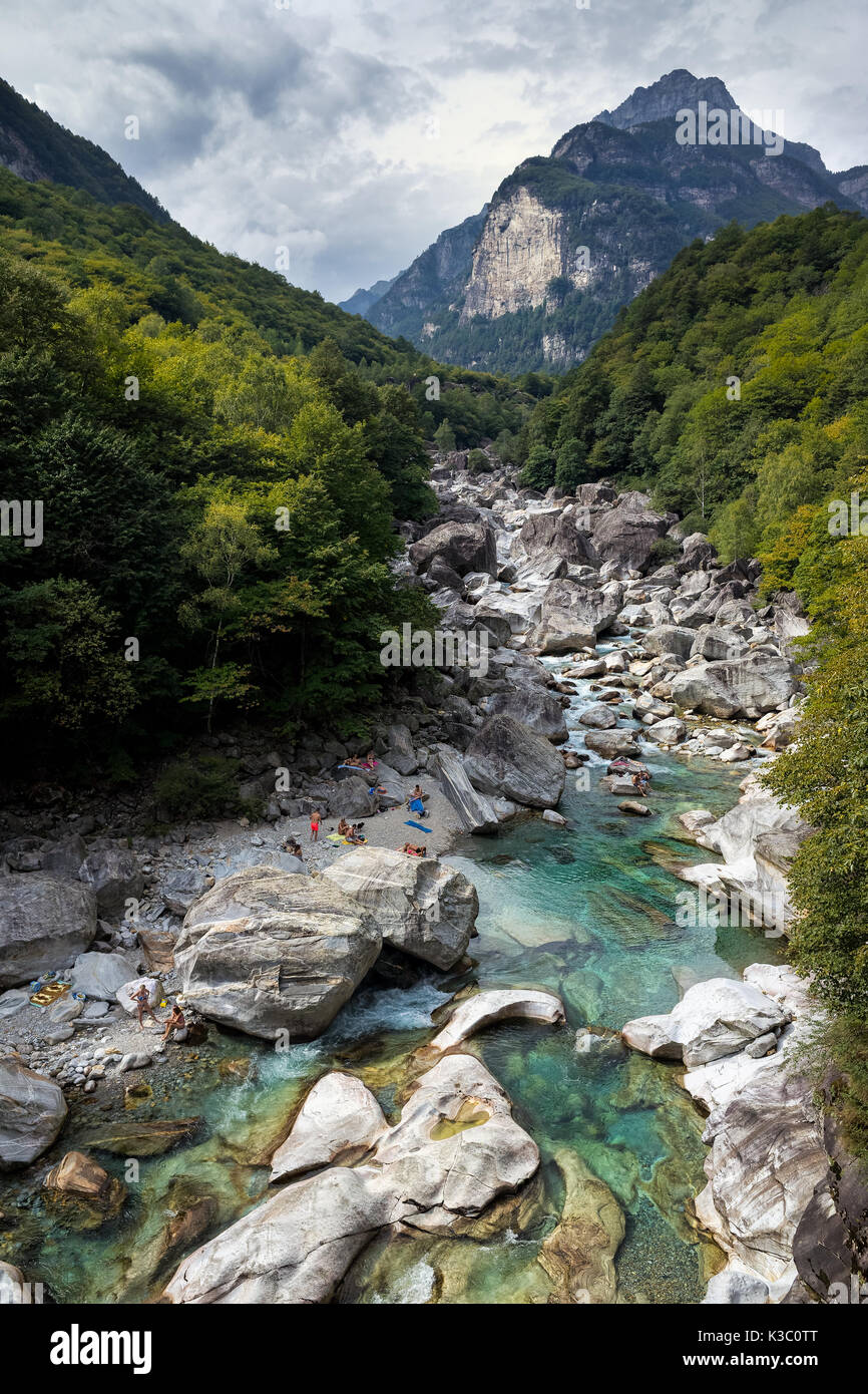 Un paesaggio fantastico che mostra l'acqua color smeraldo che scorre in Val Verzasca, Lavertezzo, Svizzera Foto Stock