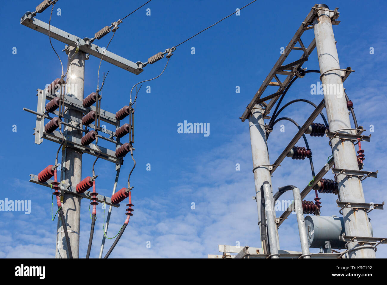 Linee elettriche e trasformatori elettrici in un ambiente rurale isolatori della Repubblica Ceca Foto Stock
