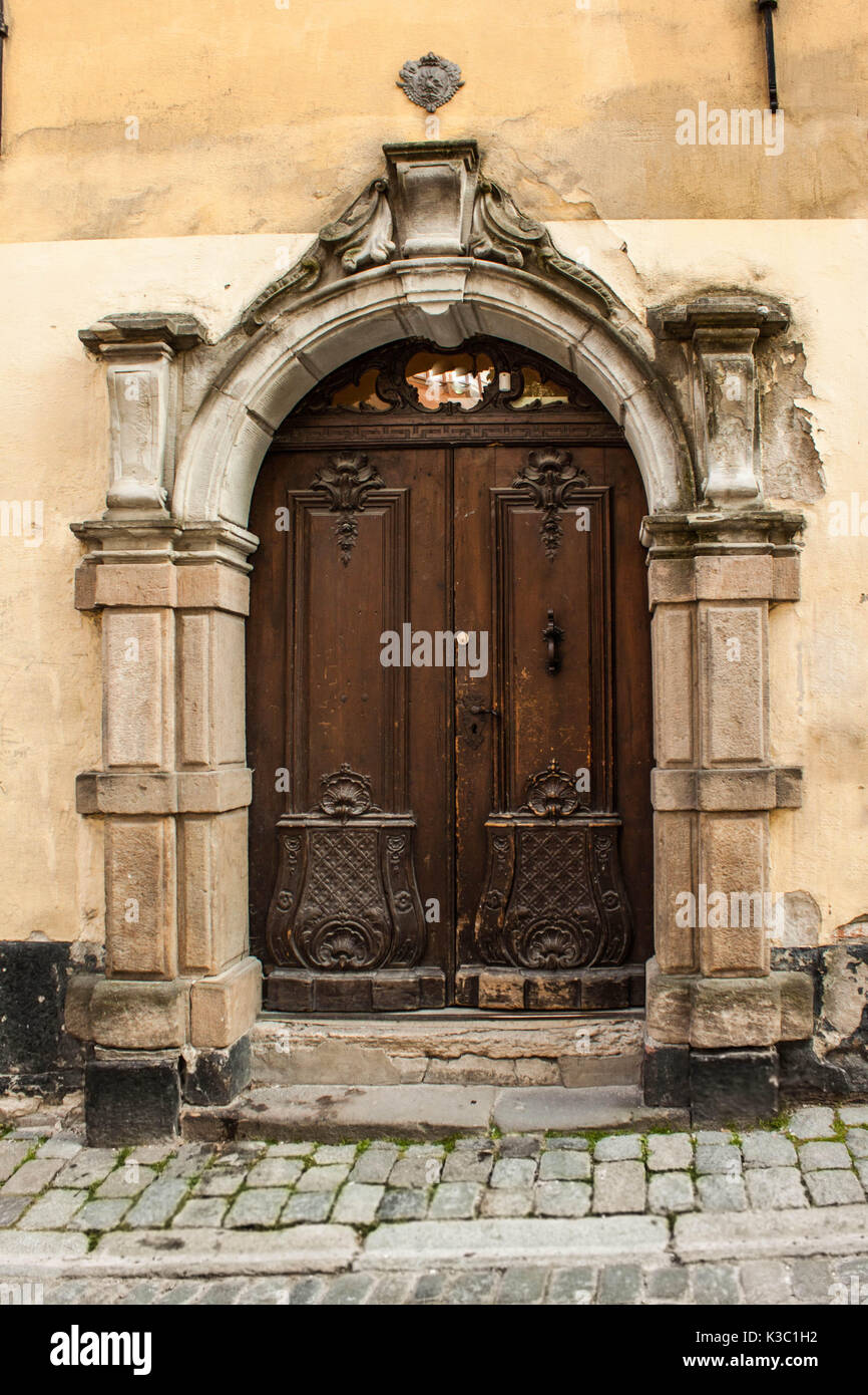 Stoccolma, Svezia, casa vecchia facciata, dettaglio dell'antica porta vecchia architettura scandinava e design Foto Stock