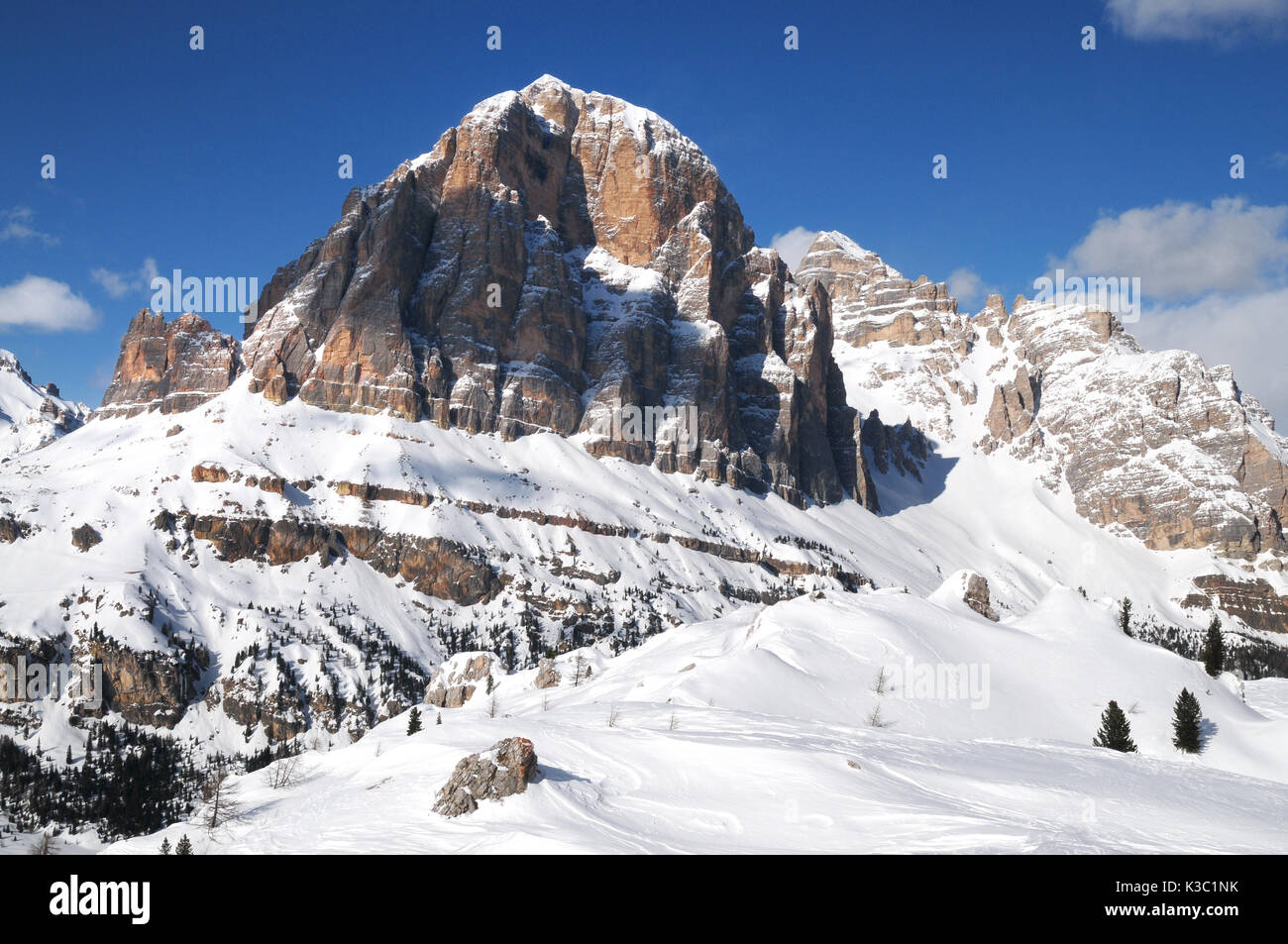 Gruppo delle Tofane nelle Dolomiti, (Tofana di Mezzo, Tofana di dentro e Tofana di Rozes) come visto dal rifugio scoiattoli vicino a Cortina d'ampezzo, Italia Foto Stock