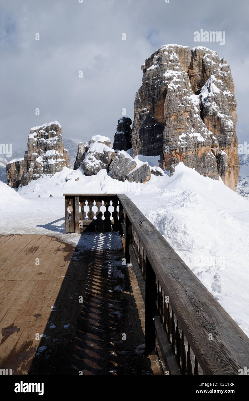 Le cinque torri gruppo nelle Dolomiti, vicino a Cortina d'ampezzo. veneto, Italia. Bellissimo panorama invernale con cielo blu. Foto Stock