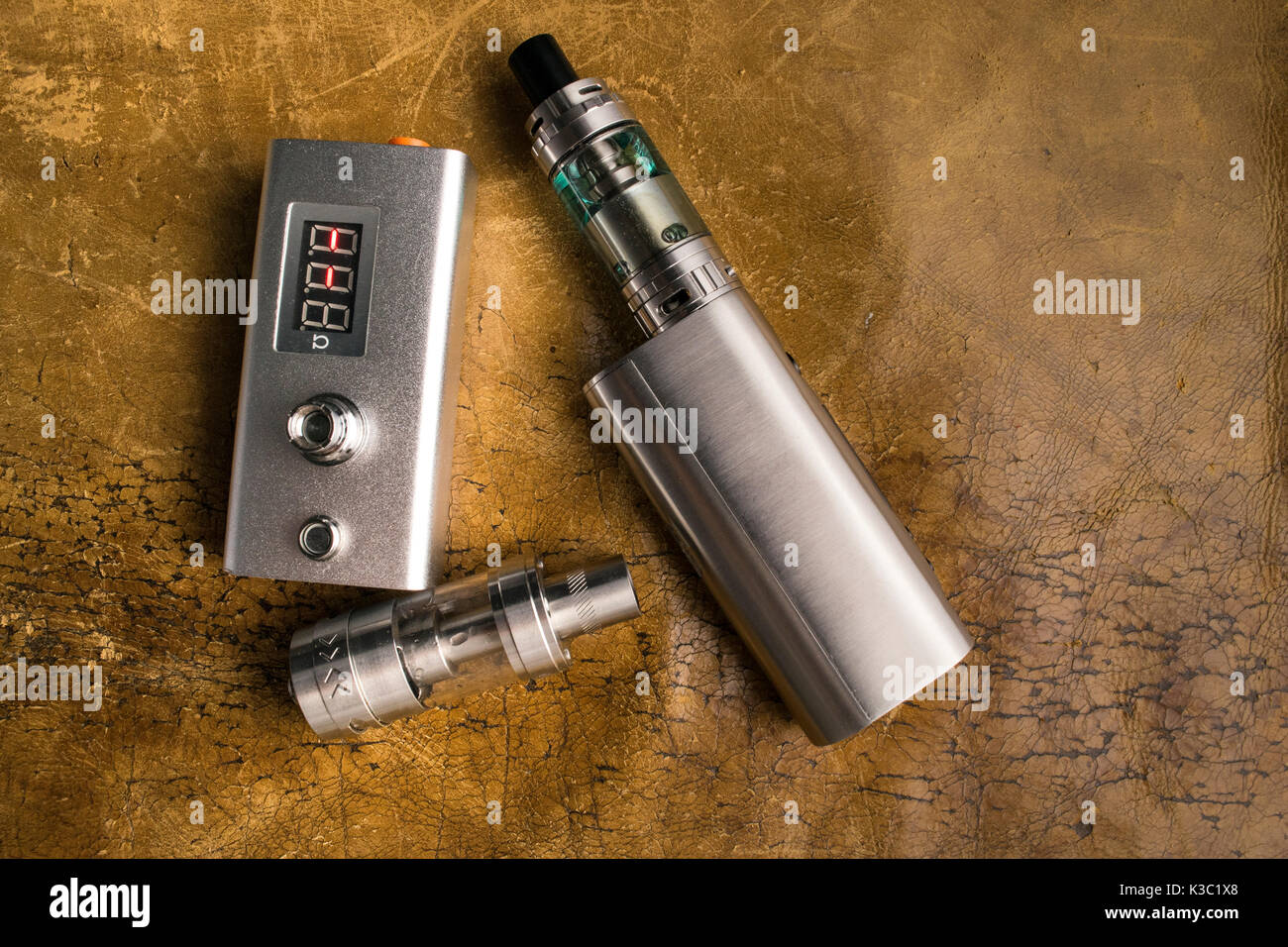 Sigaretta elettronica, e sigaretta, e cig, con accessori e utensili per  dispositivi vaping Foto stock - Alamy