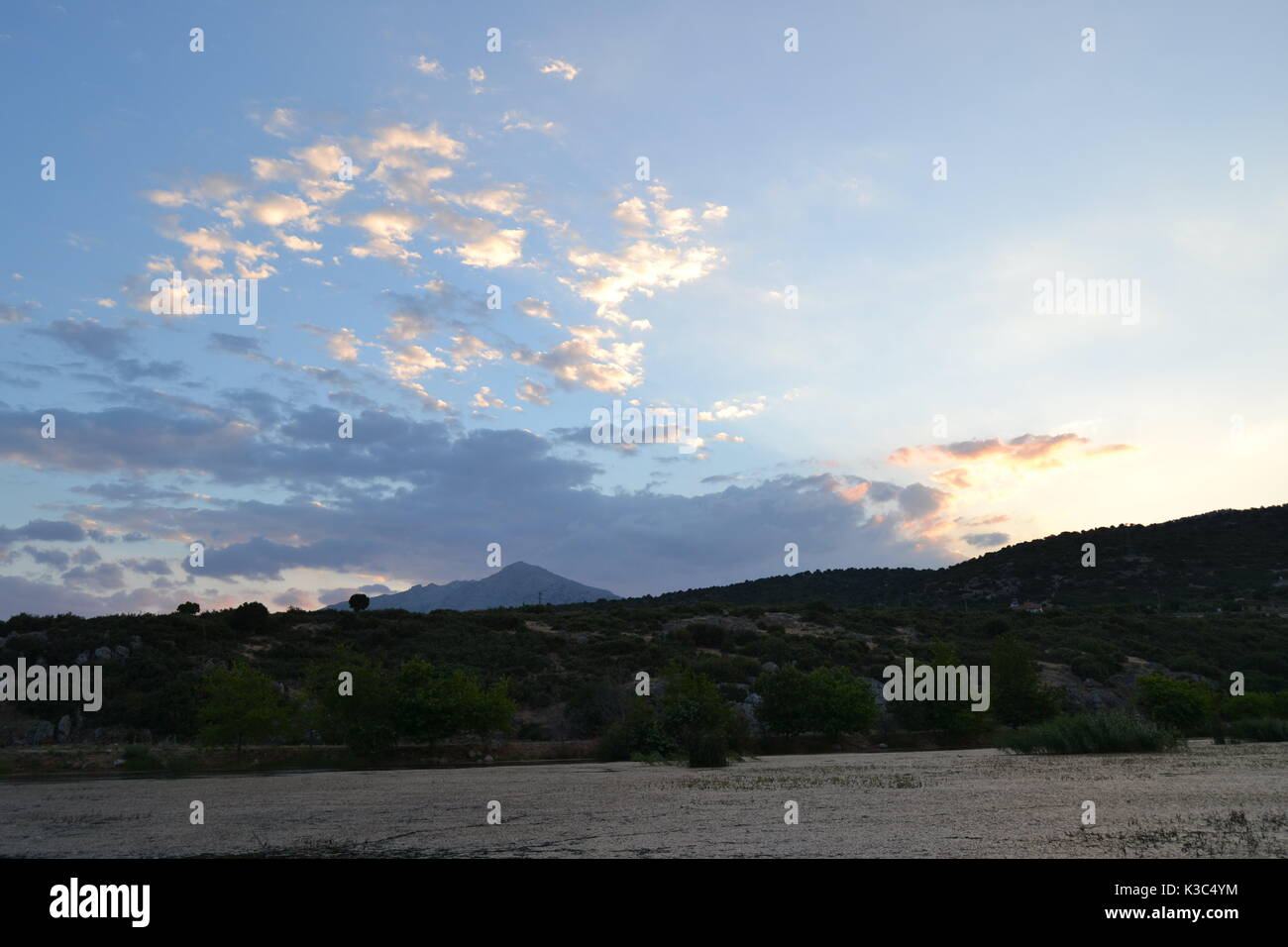 Lago ,alberi, Sun verso il basso, il fascio di luce Foto Stock