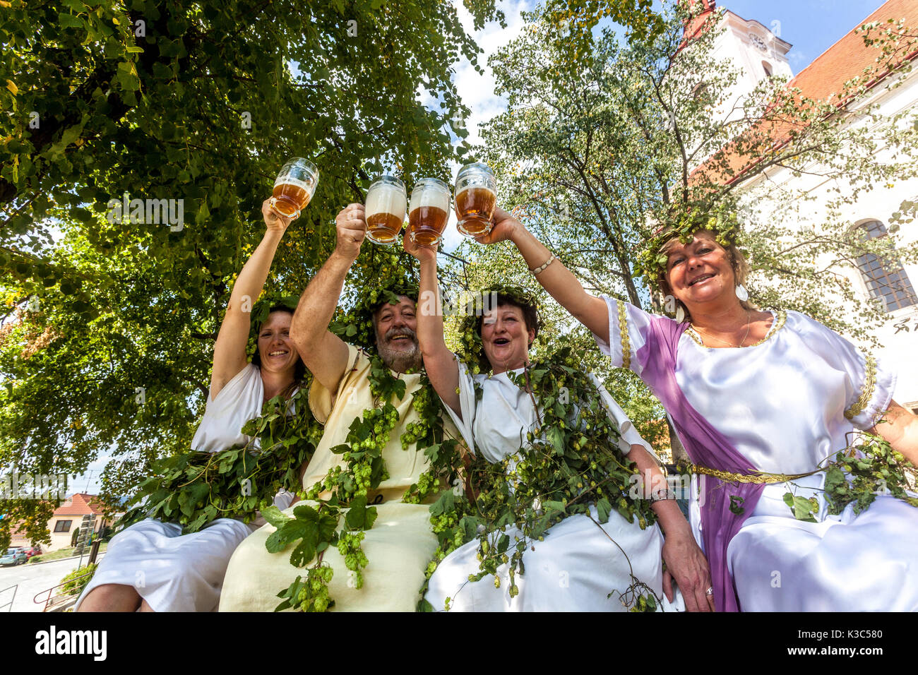 Persone vestite come divinità e la dea del luppolo, ha visitato e ha aperto il festival della birra ceca, Jevisovice, Repubblica Ceca festival della birra Foto Stock