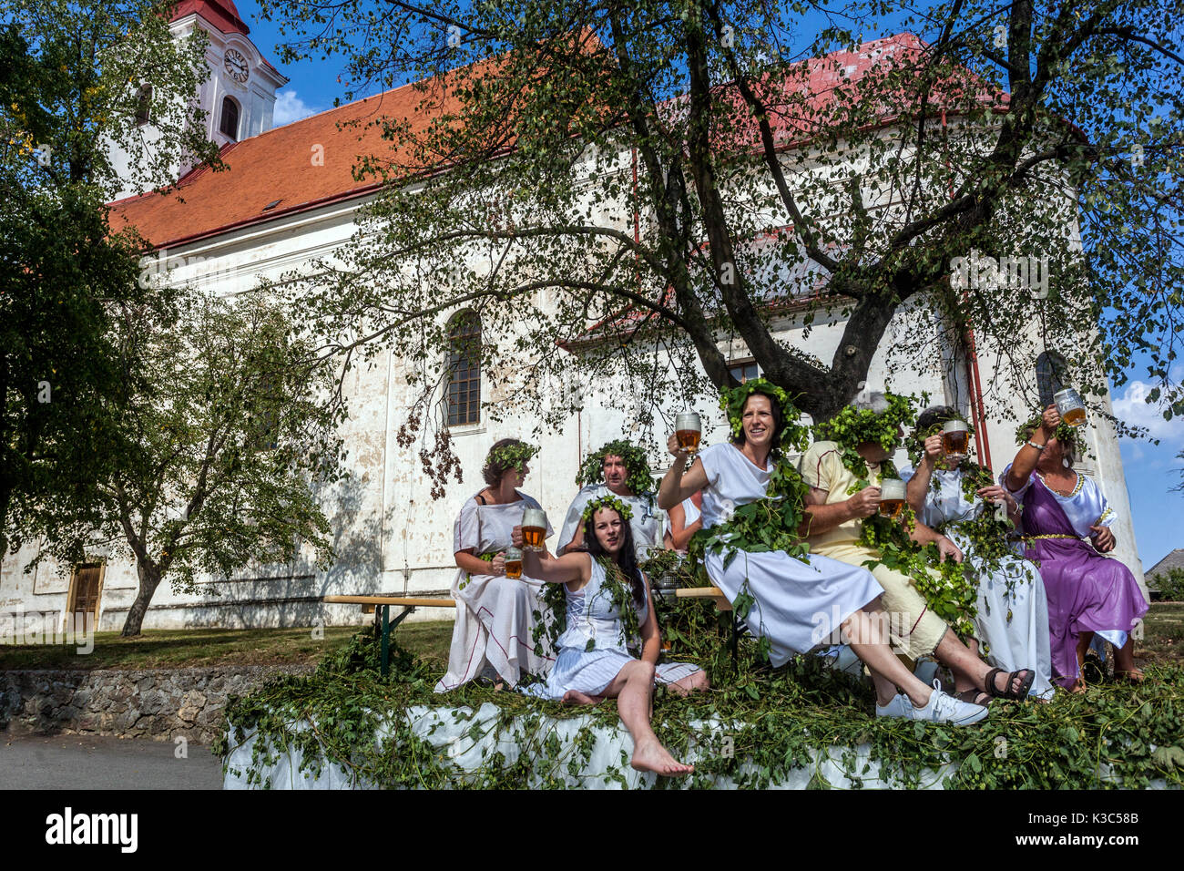 Persone vestite come divinità e la dea del luppolo, ha visitato e ha aperto il festival della birra ceca, Jevisovice, Repubblica Ceca festival della birra Foto Stock