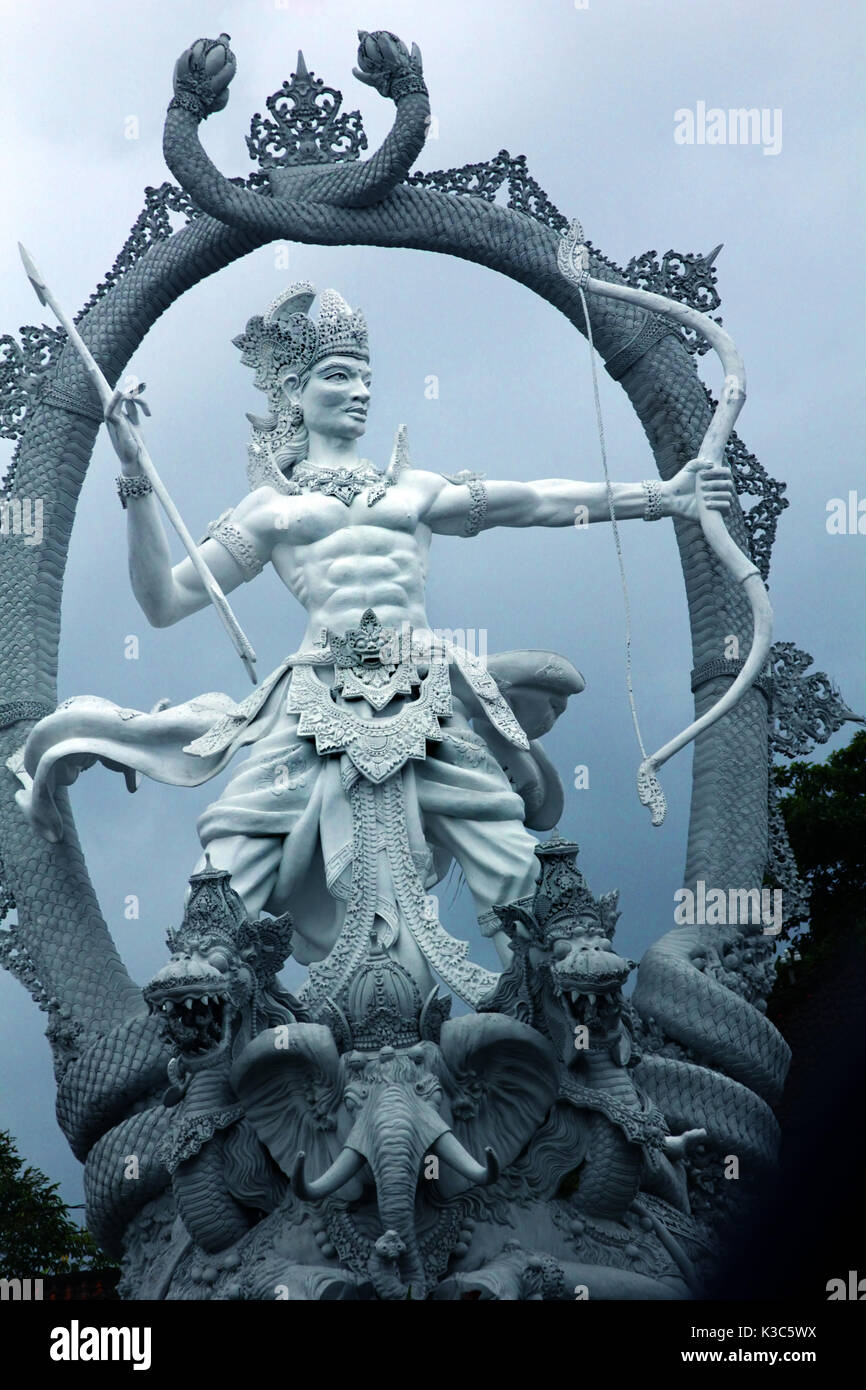 Indiana Mahabharata immagine è Arjuna. Si tratta di una statua che si trova nella città di Ubud a Bali. Foto Stock