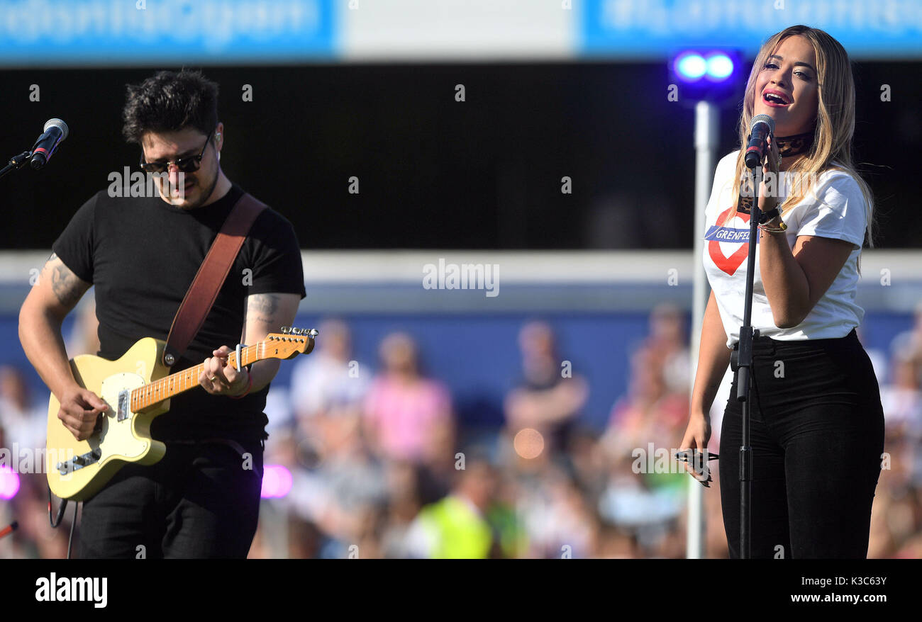 Marcus Mumford e Rita ora eseguire a metà tempo durante il gioco4Grenfell, una partita di calcio di beneficenza per raccogliere fondi per Grenfell Torre superstiti, a QPR's Loftus Road Stadium di Londra. Foto Stock