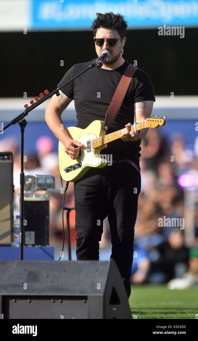 Marcus Mumford eseguendo a metà tempo durante il gioco4Grenfell, una partita di calcio di beneficenza per raccogliere fondi per Grenfell Torre superstiti, a QPR's Loftus Road Stadium di Londra. Foto Stock