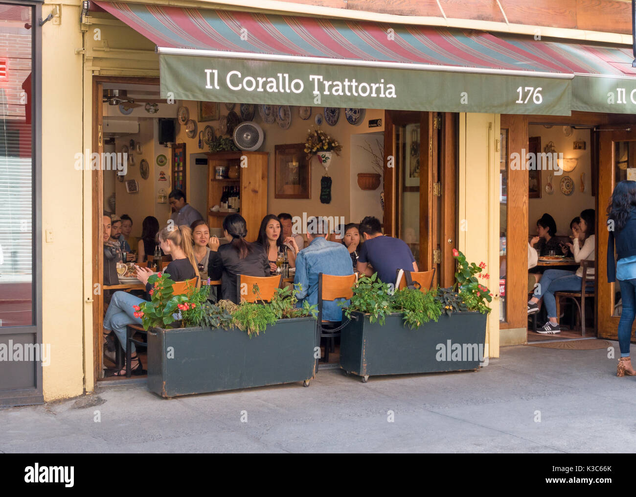 Diners gustando un pasto estivo presso il Corallo Trattoria, un ristorante italiano a SoHo di New York City Foto Stock