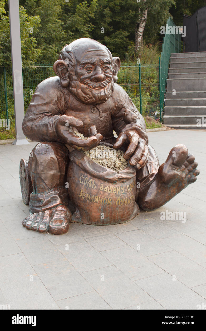 'Salt per la vostra casa' statua che si trova nella città di Perm, Russia Il monumento è un omaggio per il sale storia mineraria della città Foto Stock