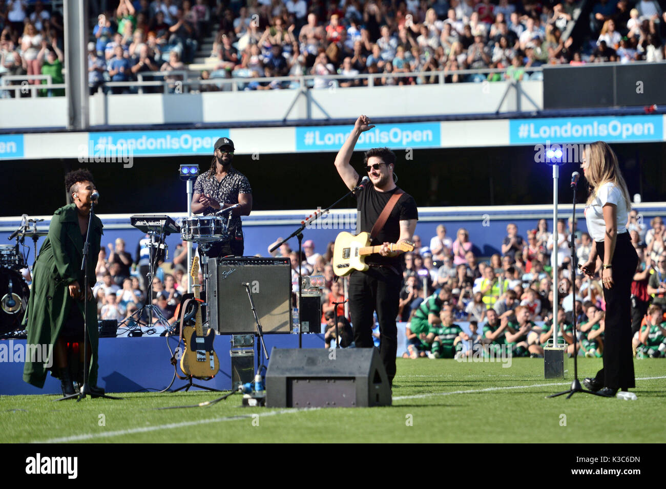 Emeli Sande (sinistra), Marcus Mumford (seconda a destra) e Rita ora eseguire a metà tempo durante il gioco4Grenfell, una partita di calcio di beneficenza per raccogliere fondi per Grenfell Torre superstiti, a QPR's Loftus Road Stadium di Londra. Foto Stock