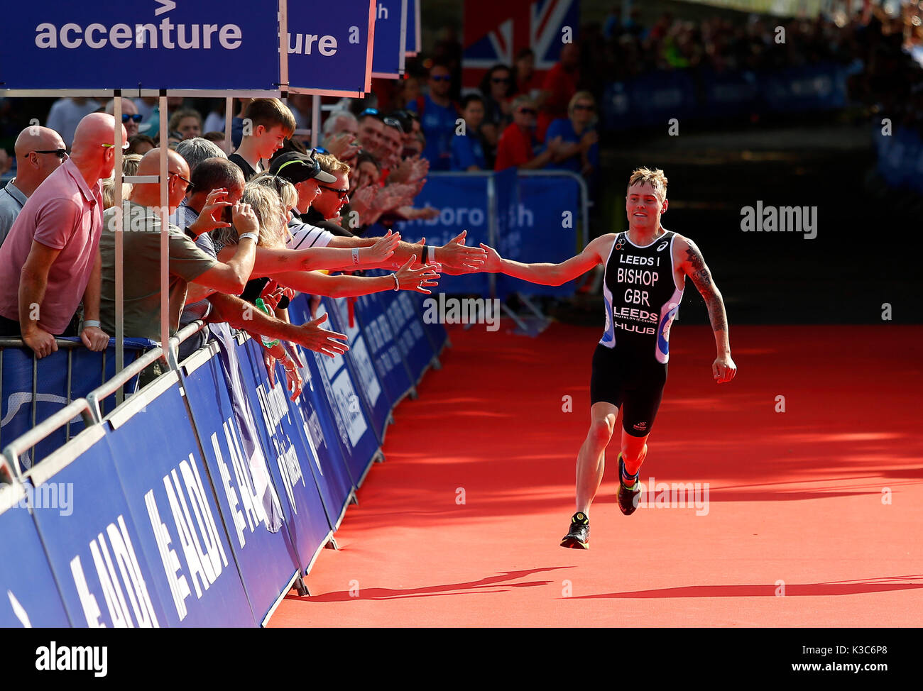 Tom Vescovo di Leeds 1 celebra come lui corre nel vincere la gara durante la British Triathlon staffetta mista Cup a Victoria Embankment, Nottingham. Foto Stock