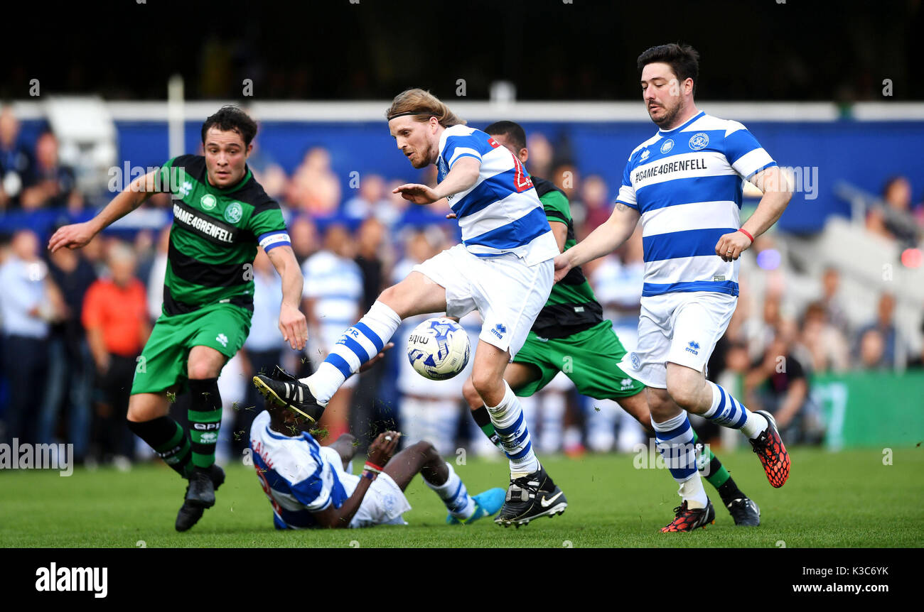 (Da sinistra a destra) Ed Westwick, Chris Edwards e Marcus Mumford durante il gioco4Grenfell, una partita di calcio di beneficenza per raccogliere fondi per Grenfell Torre superstiti, a QPR's Loftus Road Stadium di Londra. Foto Stock