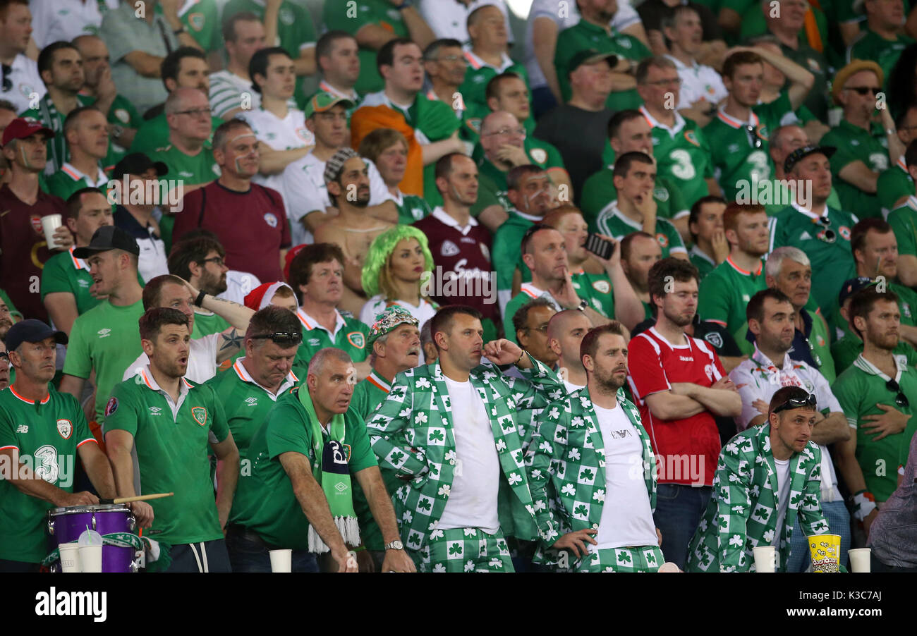 I tifosi della Repubblica d'Irlanda che si esibiscono negli stand dimostrano il loro sostegno durante la partita di qualificazione del Gruppo D della Coppa del mondo FIFA 2018 al Boris Paichadze Stadium di Tbilisi. PREMERE ASSOCIAZIONE foto. Data foto: Sabato 2 settembre 2017. Guarda la storia della Pennsylvania Soccer Georgia. Il credito fotografico dovrebbe essere: Steven Paston/PA Wire. RESTRIZIONI: Solo per uso editoriale, non uso commerciale senza previa autorizzazione Foto Stock