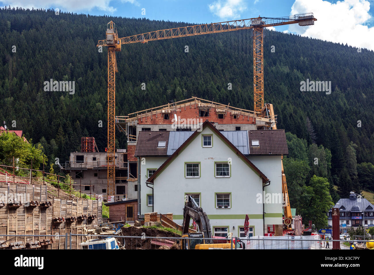 Pec pod Snezkou, Repubblica Ceca, montagne di Krkonose, nuova costruzione del complesso alberghiero Foto Stock