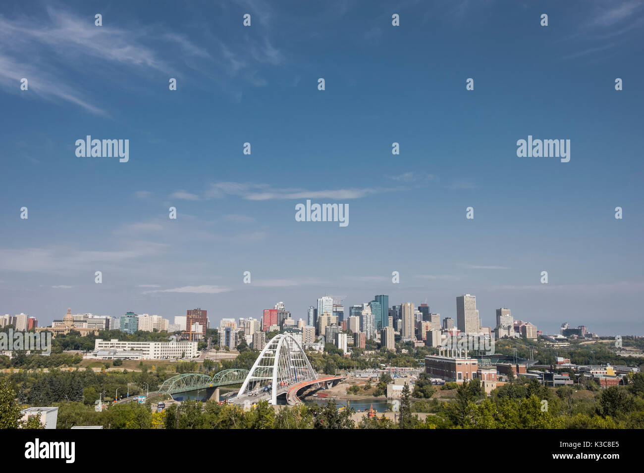 Skyline del centro di Edmonton, Alberta, Canada con il blu del cielo. Foto Stock