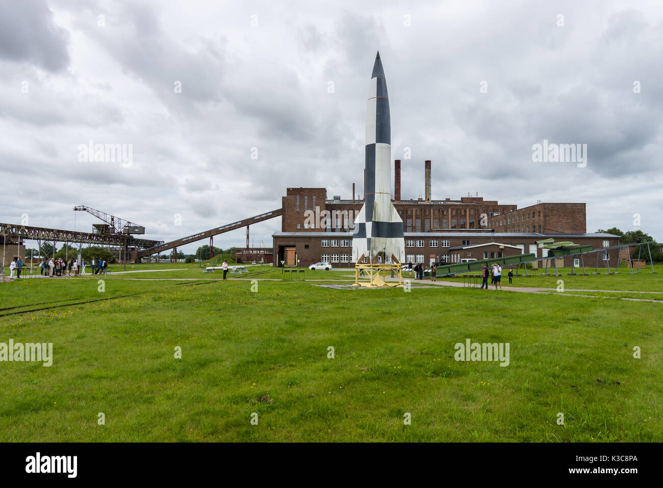 Peenemuende, Germania - Luglio 18, 2017: territorio dell'esercito research center. replica v-2 rocket in primo piano. Foto Stock