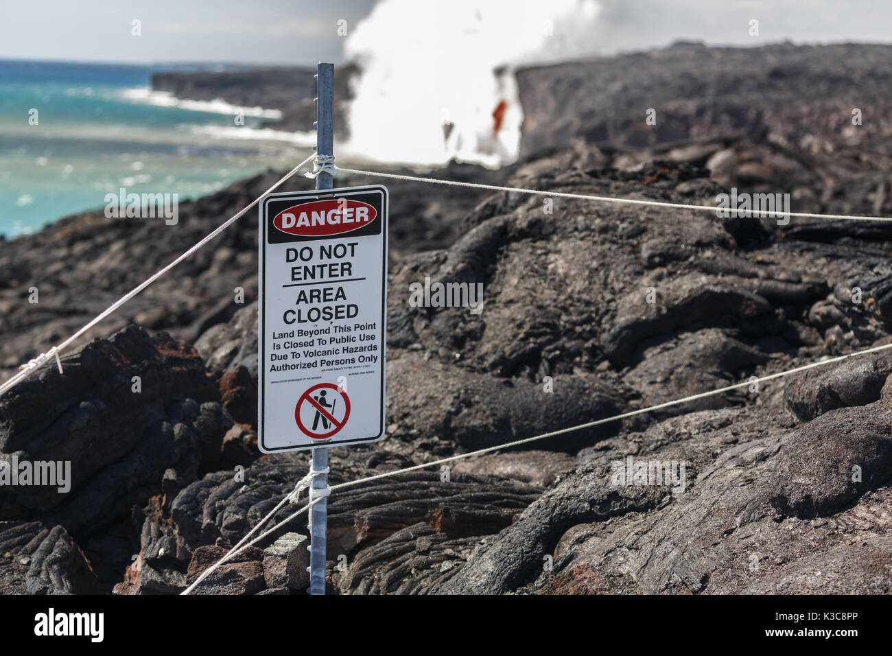 Close up di pericolo nessun segno tresspassing che segni la sicurezza di visualizzazione per spot luminosi rosso il flusso di lava del vulcano alle Hawaii Foto Stock