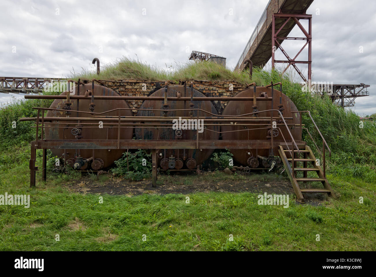 PEENEMUENDE, Germania - Luglio 18, 2017: cisterne arrugginite. Territorio dell'esercito Centro di ricerca. Durante la II Guerra Mondiale, la zona è stata fortemente coinvolta nel de Foto Stock