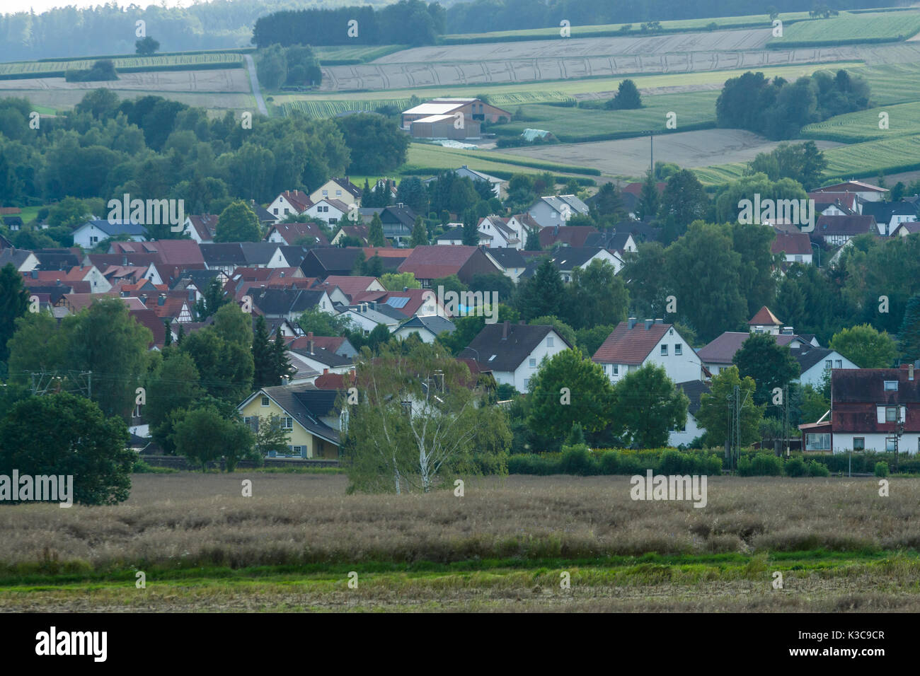 Vista della piccola cittadina di Neustadt (Marburg-Biedenkopf distretto in Assia), un sobborgo e circostanti terreni agricoli. Foto Stock