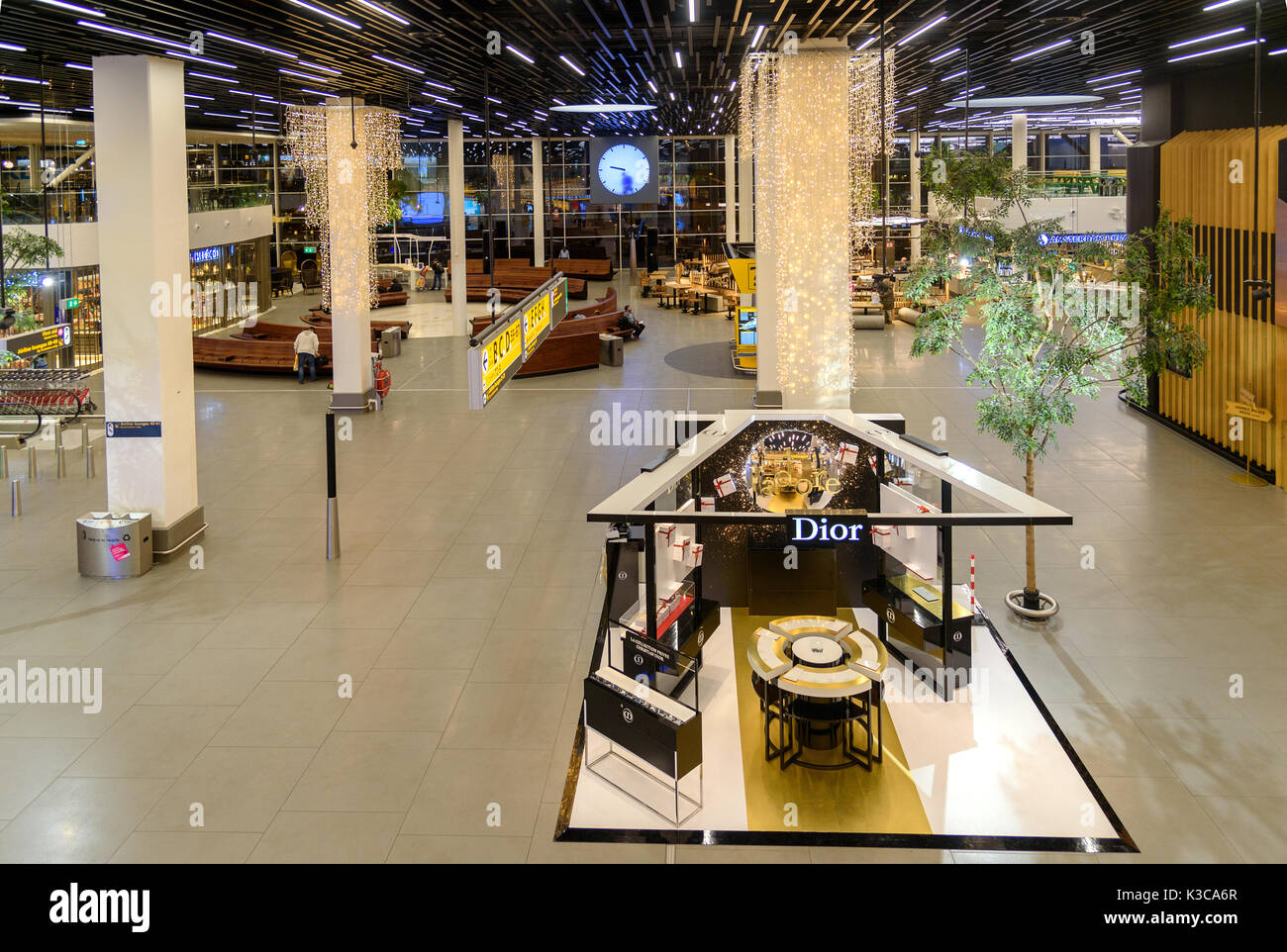 Amsterdam, Paesi Bassi - 19 dicembre 2016: interno dell aeroporto di Schiphol di notte. Holland Boulevard Foto Stock