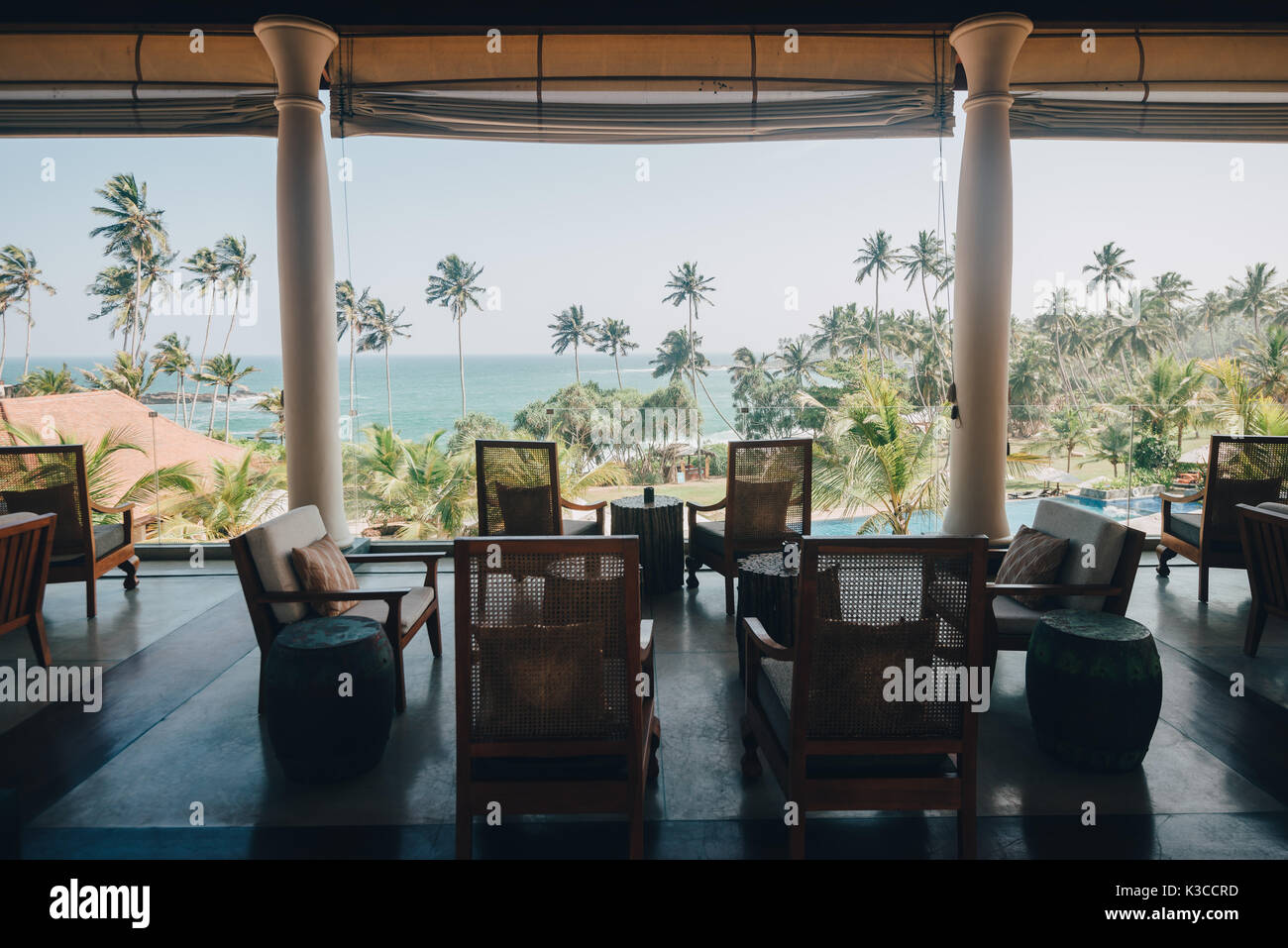 Tangalle, sud della provincia, Sri Lanka - 27 Aprile 2017: l'Anantara Beach Haven Resort balcone area lounge Tangalle, Sri Lanka Foto Stock