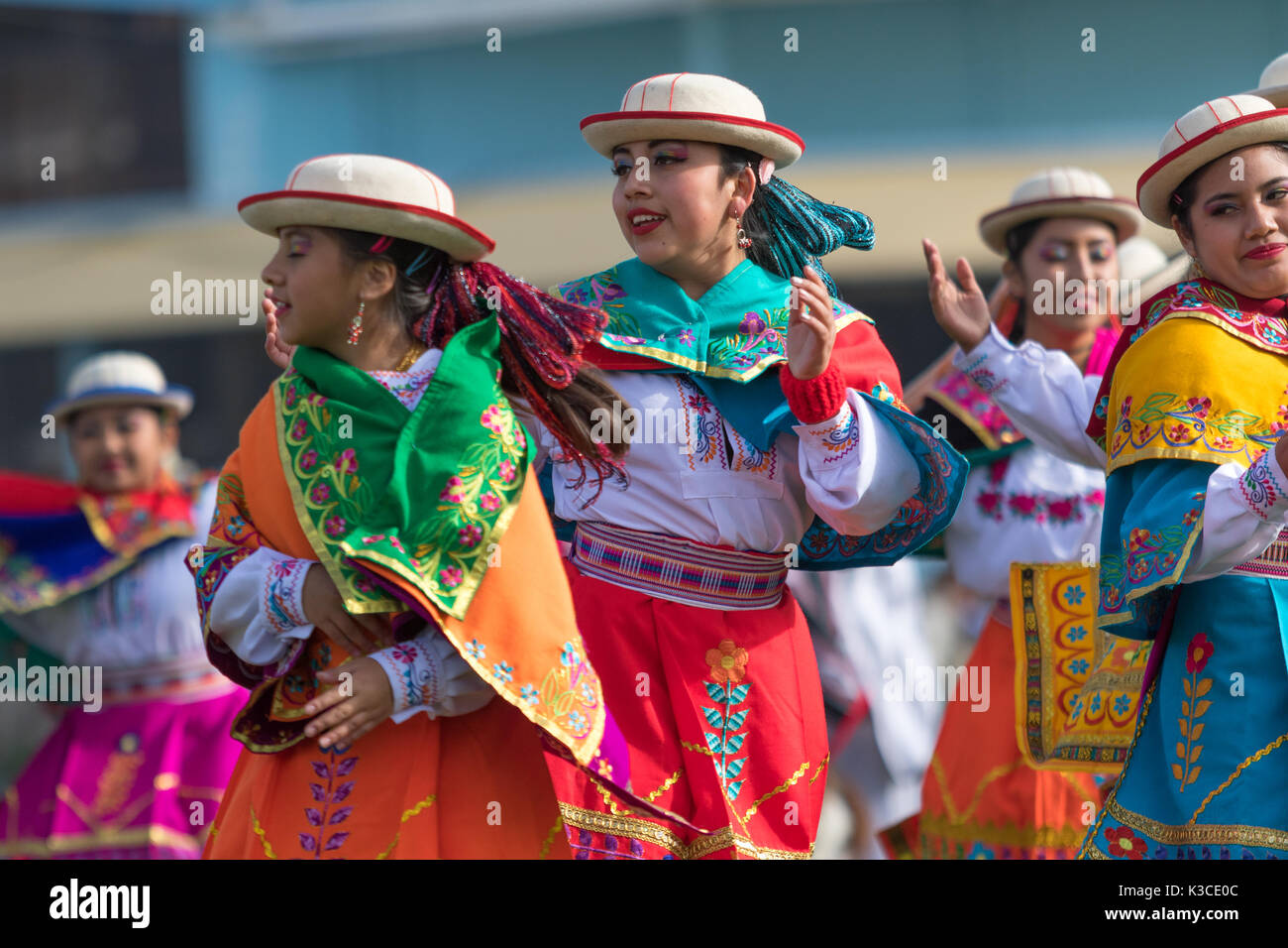 Maggio 27, 2017 Sangolqui, Ecuador: indigeni donne quechua in variopinti costumi tradizionali eseguendo danze come apertura di un rurale rodeo evento Foto Stock