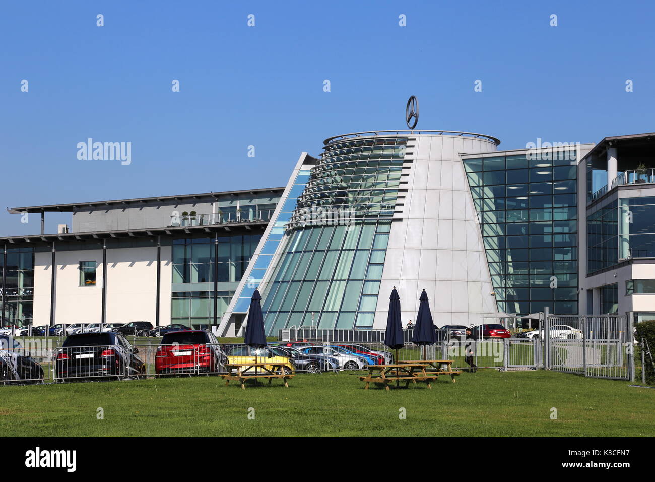 Mercedes-Benz World, Brooklands, Weybridge, Surrey, Inghilterra, Gran Bretagna, Regno Unito, Gran Bretagna, Europa Foto Stock