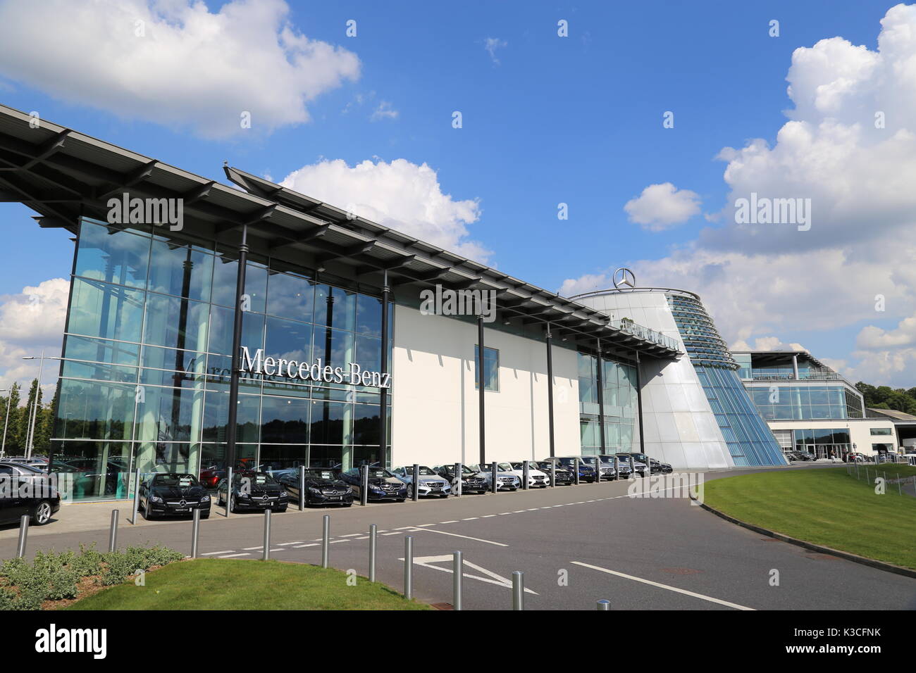 Mercedes-Benz World, Brooklands, Weybridge, Surrey, Inghilterra, Gran Bretagna, Regno Unito, Gran Bretagna, Europa Foto Stock