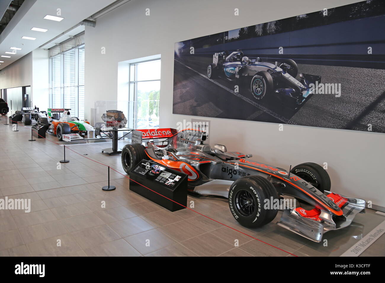 McLaren MP4/22 (2007) e Force India VJM02 (2009), Mercedes-Benz World, Brooklands, Weybridge, Surrey, Inghilterra, Gran Bretagna, Regno Unito, Europa Foto Stock