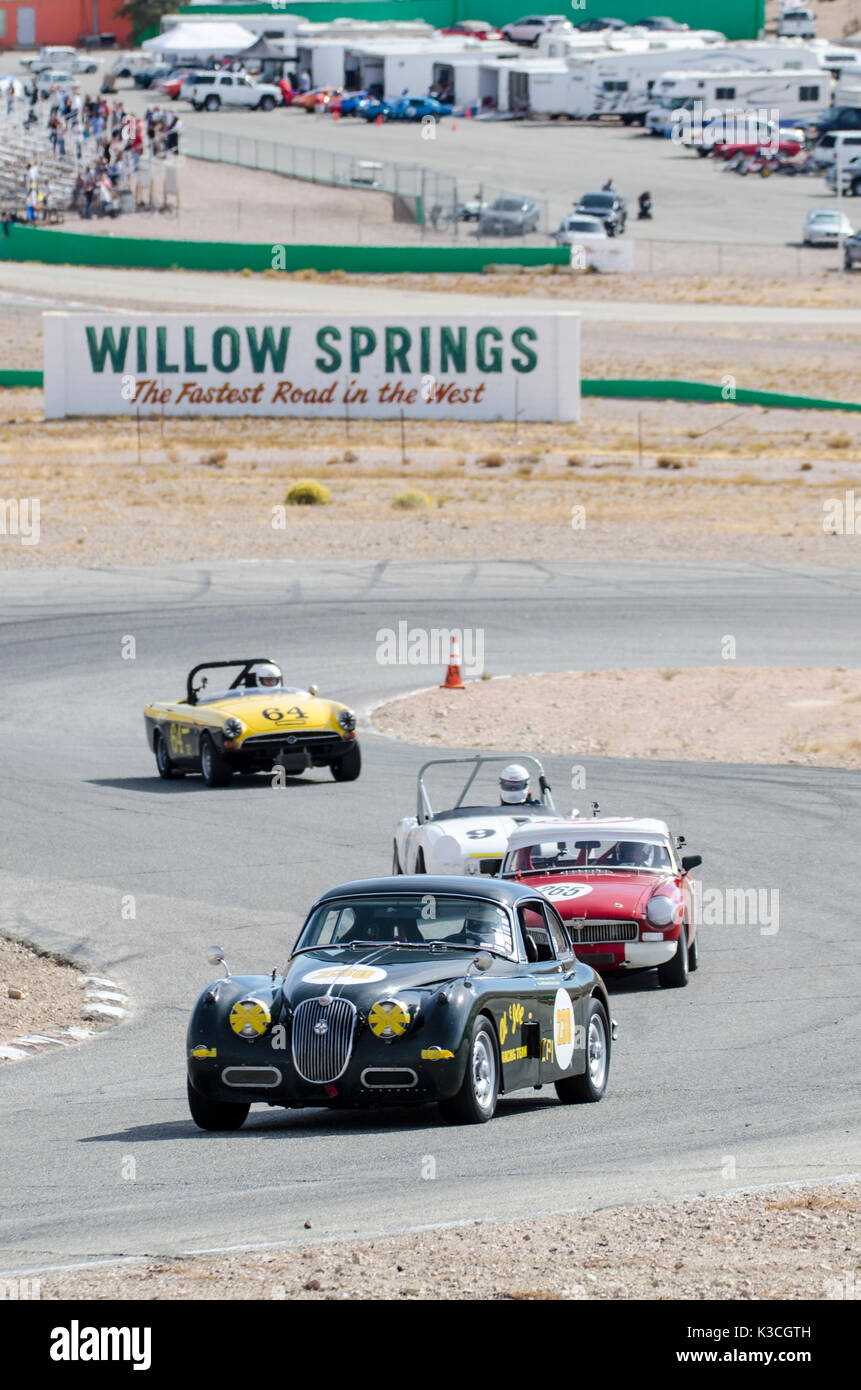 Un evento storico e d'epoca all'autodromo internazionale di Willow Springs Foto Stock