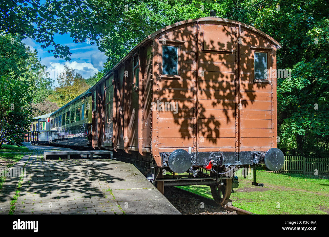 Vecchie carrozze ferroviarie fermo a Tintern Parva stazione ferroviaria, Wye Valley Foto Stock