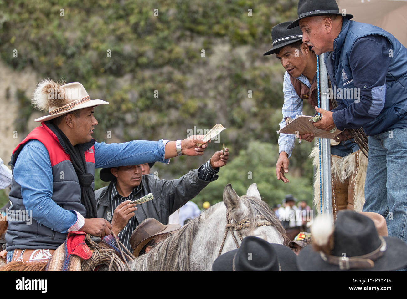 Maggio 27, 2017 Sangolqui, Ecuador: cowboy paing la quota di iscrizione ad un rodeo rurale nell'area andina Foto Stock