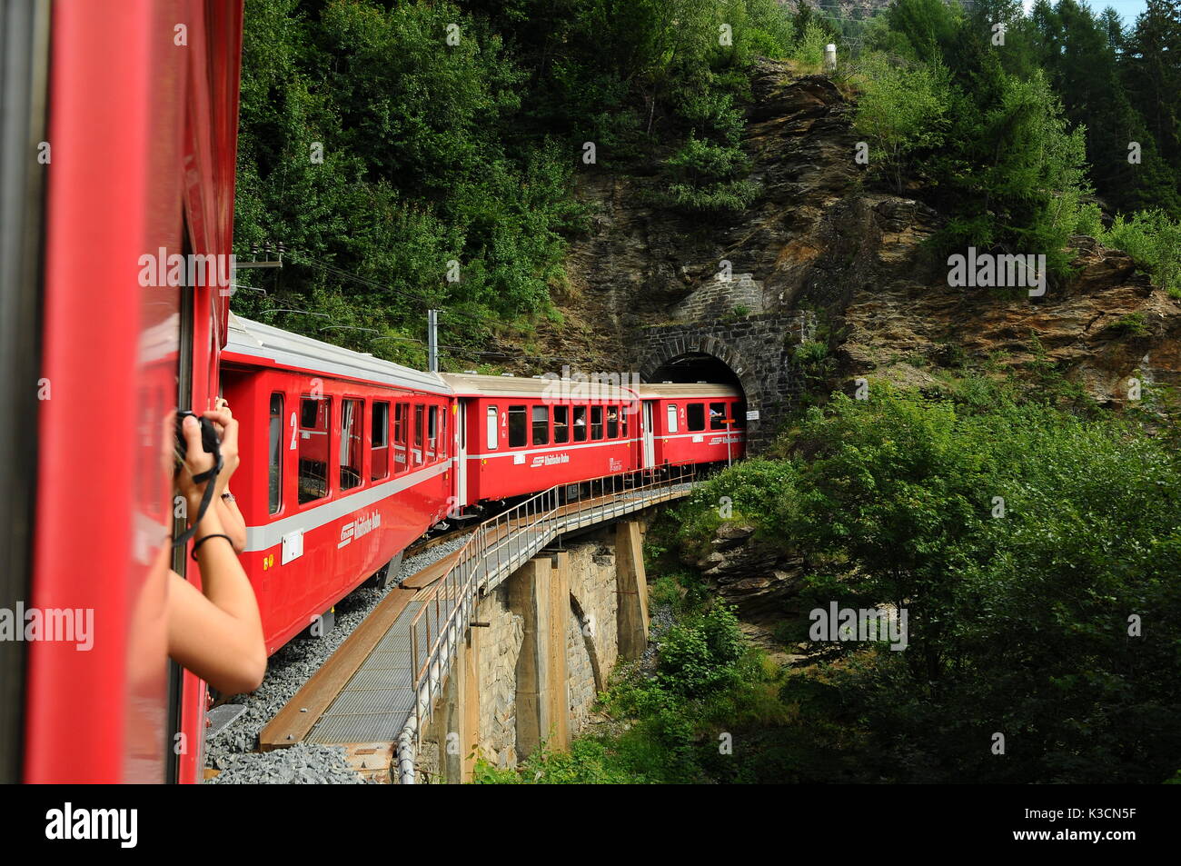 La Svizzera:luglio 2012, Swiss Mountain Treno Bernina Express da Tirano a st. moritz Foto Stock